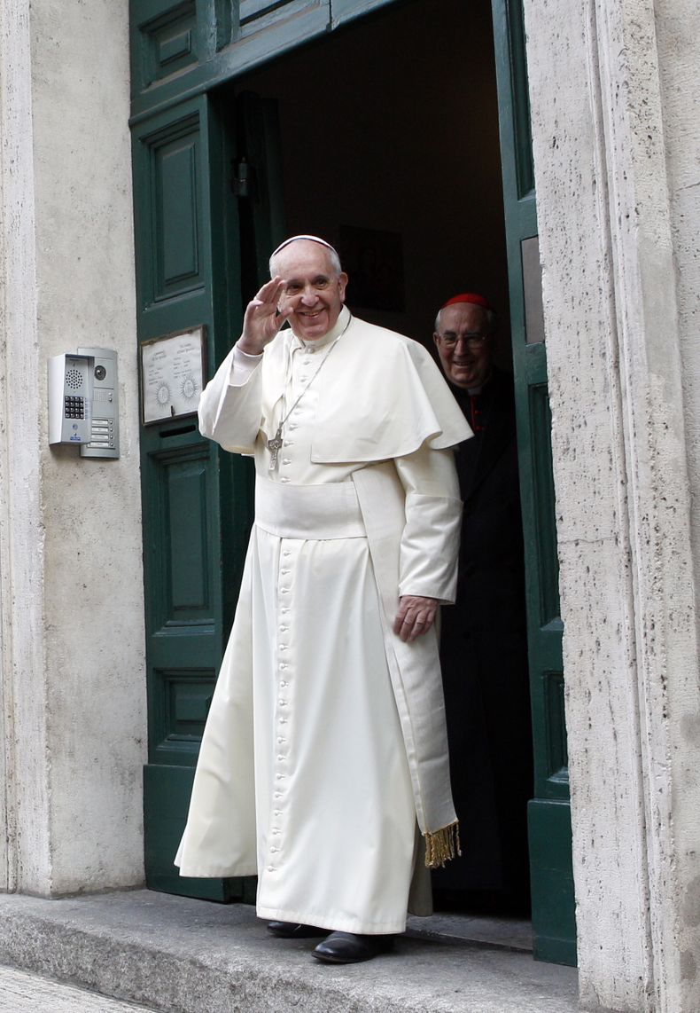 El papa Francisco saluda al salir de la Iglesia de Jes&uacute;s en Roma tras celebrar misa con los jesu&iacute;tas el viernes, 3 de enero del 2014. (Foto AP/Riccardo De Luca)