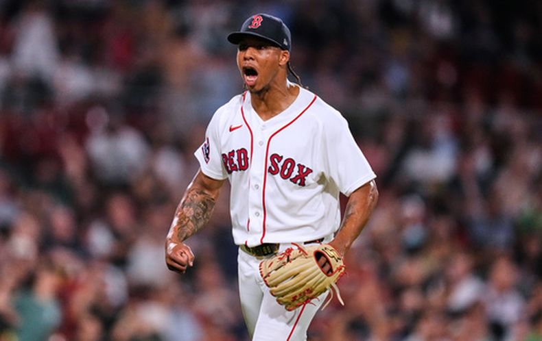 El dominicano Brayan Bello, de los Medias Rojas de Boston, festeja tras conseguir el último out en la 13ra entrada del juego ante los Medias Blancas de Chicago, el jueves 6 de agosto de 2026 (AP Foto/Charles Krupa)