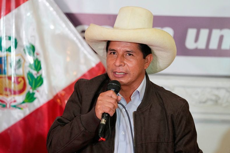 ARCHIVO - El candidato presidencial Pedro Castillo ofrece una rueda de prensa en su sede de campaña en Lima, Perú, el martes 15 de junio de 2021. (Foto AP/Martín Mejía, archivo)