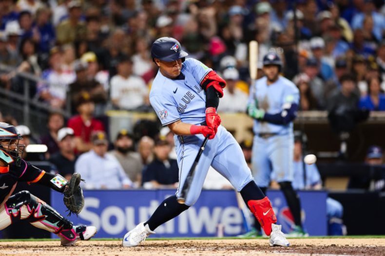 Kazuma Okamoto, de los Padres de San Diego, conecta un jonrón de tres carreras contra los Azulejos de Toronto en la quinta entrada de un partido de béisbol, el viernes 10 de julio de 2026, en San Diego. (Foto AP/Derrick Tuskan)