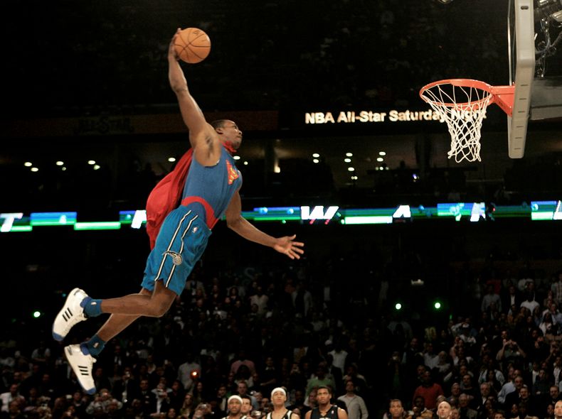 ARCHIVO - Con un disfraz de Superman, el ala-pívot de los Magic de Orlando, el estadounidense Dwight Howard, se eleva hacia el aro en el concurso de clavadas de baloncesto el sábado 16 de febrero de 2008, en el Fin de Semana de las Estrellas de la NBA en Nueva Orleans. (AP Photo/Eric Gay, archivo)