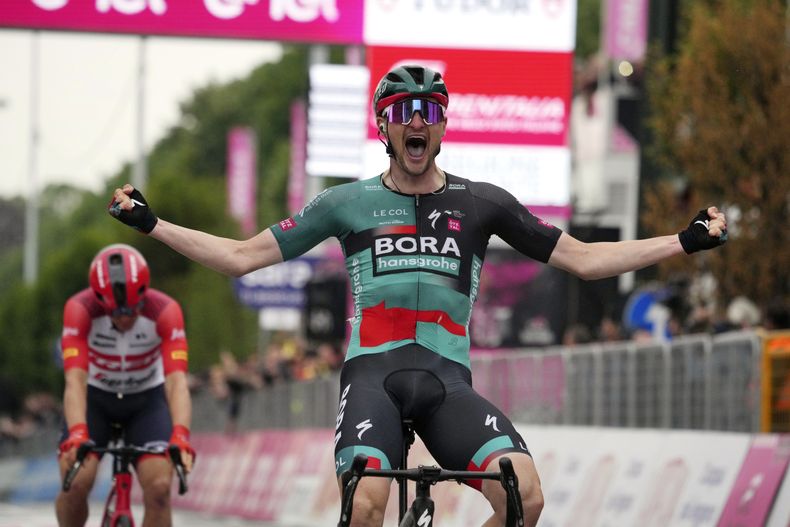 Nico Denz celebra tras ganar la 12da etapa del Giro de Italia, el jueves 18 de mayo de 2023, entre Bra y Rivoli. (Gian Mattia DAlberto/LaPresse vía AP)