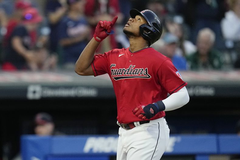 El dominicano Óscar González de los Guardianes de Cleveland hace un gesto al recorrer las bases tras pegar un jonrón en la cuarta entrada del encuentro ante los Dodgers de Los Ángeles el martes 22 de agosto del 2023. (AP Foto/Sue Ogrocki)