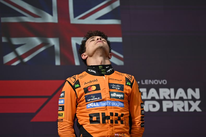 Lando Norris del equipo McLaren celebra su victoria en el Gran Premio de Hungría de la Fórmula Uno el domingo 3 de agosto de 2023, en el circuito de Mogyorod. (AP Foto/Denes Erdos)