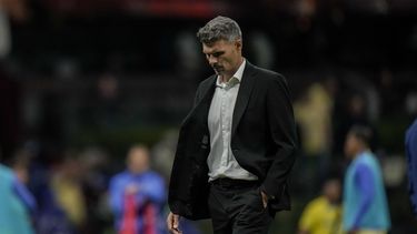 El técnico del América Fernando Ortiz se retira de la cancha durante el entretiempo de la semifinal contra el Guadalajara, el domingo 21 de mayo de 2023, en el estadio Azteca de la Ciudad de México. (AP Foto/Eduardo Verdugo)