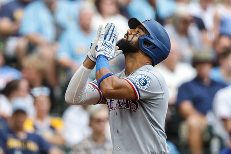 El dominicano Ezequiel Durán de los Rangers de Texas reacciona tras batear un jonrón en la tercera entrada ante los Cerveceros de Milwaukee el domingo 30 de agosto del 2026. (AP Foto/Jeffrey Phelps)