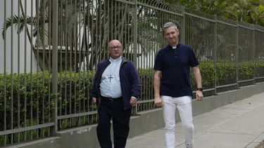 Los investigadores del Vaticano, monseñor Jordi Bertomeu, de España, y el arzobispo Charles Scicluna, de Malta, caminan fuera de la Nunciatura Apostólica durante un descanso de una reunión con personas que alegaron abusos por parte del grupo laico católico Sodalicio de Vida Cristiana, en Lima, Perú, el 25 de julio de 2023. El papa Francisco anunció el lunes la expulsión de dos altos miembros del Sodalicio de Vida Cristiana en Perú, elevando a 13 el número total de expulsiones. (AP Foto/Martín Mejía, Archivo)