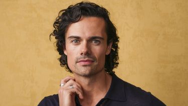 Jamie Roy posa para un retrato para promocionar Outlander: Blood of My Blood durante la Comic-Con International el sábado 26 de julio de 2025, en San Diego. (Foto AP/Chris Pizzello)