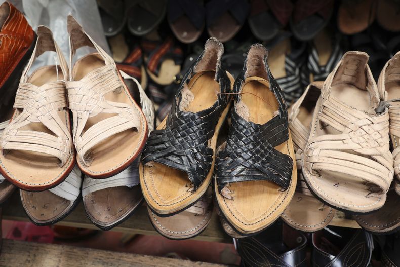 Sandalias conocidas como huaraches a la venta en un mercado de Oaxaca, México, el viernes 8 de agosto de 2025. (AP Foto/Luis Alberto Cruz)
