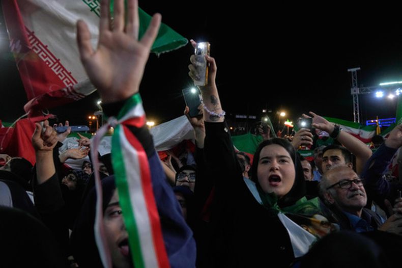 Manifestantes corean consignas durante una concentración a favor del gobierno en la Plaza de la Revolución Islámica, el miércoles 13 de mayo de 2026, en Teherán, Irán. (AP Foto/Vahid Salemi)