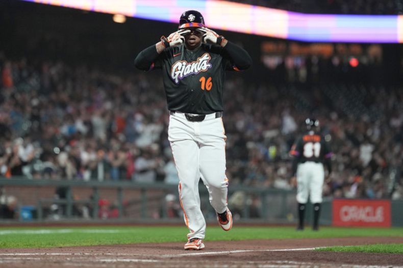 El dominicano Rafael Devers, de los Gigantes de San Francisco, festeja luego de conseguir un jonrón en el encuentro del martes 25 de agosto de 2026 ante los Rojos de Cincinnati (AP Foto/Tony Avelar)