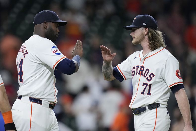 El bateador designado de los Astros de Houston, Yordan Álvarez, a la izquierda, y el cerrador Josh Hader (71) chocan los cinco después de un juego de béisbol contra los Reales de Kansas City, el jueves 29 de agosto de 2024, en Houston. (AP Foto/Kevin M. Cox)