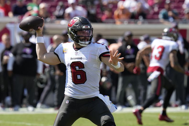 El quarterback Baker Mayfield de los Buccaneers de Tampa Bay lanza un pase ante los Eagles de Filadelfia, el domingo 29 de septiembre de 2024, en Tampa, Florida. (AP Foto/Chris OMeara)