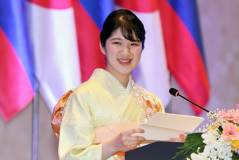 La princesa japonesa Aiko habla durante una cena ofrecida por el vicepresidente de Laos, Pany Yathotou, en Vientián, Laos, el 18 de noviembre de 2025. (Japan Pool/Kyodo News vía AP)