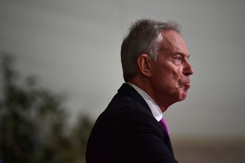 El ex primer ministro británico Tony Blair pronuncia un discurso en el castillo de Hillsborough para conmemorar el 25 aniversario del Acuerdo de Belfast y Viernes Santo, en Belfast, Irlanda del Norte, el 19 de abril de 2023. (Charles McQuillan/Pool Photo vía AP, Archivo)