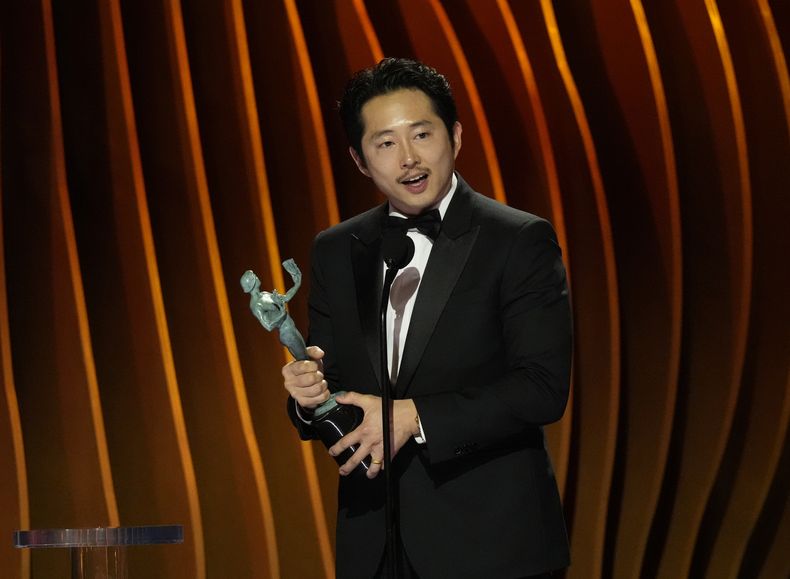 Steven Yeun recibe el premio a mejor actor en una película para televisión o serie limitada por Beef en la 30a entrega anual de los Premios SAG del Sindicato de Actores de la Pantalla el sábado 24 de febrero de 2024 en el Shrine Auditorium en Los Ángeles. (Foto AP/Chris Pizzello)