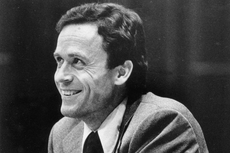 ARCHIVO - Ted Bundy sonríe durante el segundo día de selección del jurado para su juicio por asesinato en una sala del condado Dade, en Miami, el 27 de junio de 1979. (Foto AP, Pool, Archivo)