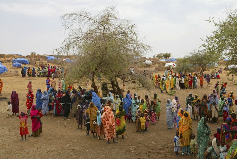En esta imagen de archivo, desplazados sudaneses se concentran en el campo de refugiados Zam Zam, en las afueras de la localidad de El-Fashir en la región de Darfur, en Sudán, durante una visita de funcionarios de la ONU, el 1 de julio de 2004. (AP Foto/Karel Prinsloo, archivo)