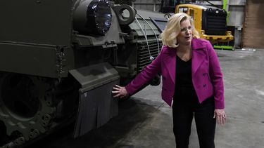 ARCHIVO - La secretaria del ejército de Estados Unidos, Christine Wormuth, observa la versión más reciente del tanque de combate Abrams M1A2 mientras recorre la Fábrica de Tanques del Ejército, el 16 de febrero de 2023, en Lima, Ohio. (AP Foto/Carlos Osorio, Archivo)