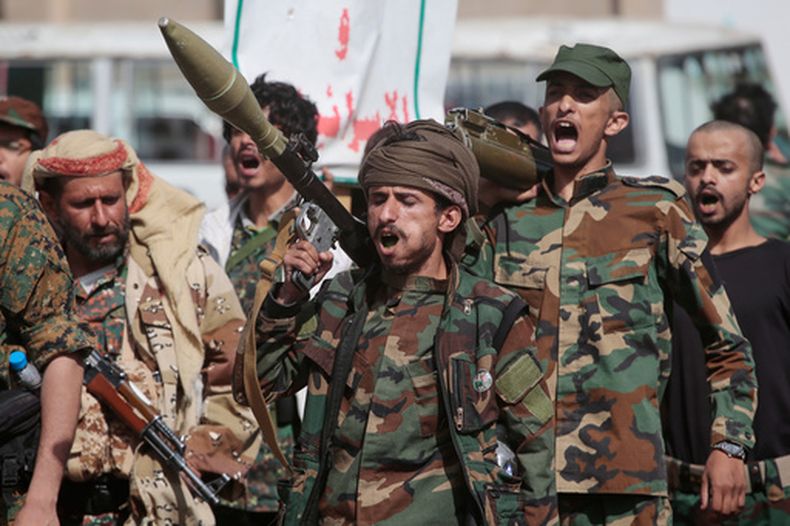 Rebeldes hutíes de Yemen marchan durante una campaña de movilización en la capital, Saná, Yemen, el 10 de septiembre de 2026. (AP Foto)