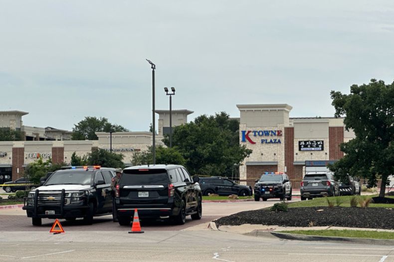 Policías acuden al lugar de un tiroteo, el martes 5 de mayo de 2026, en K Towne Plaza en Carrollton, Texas. (Foto AP/Jamie Stengle)