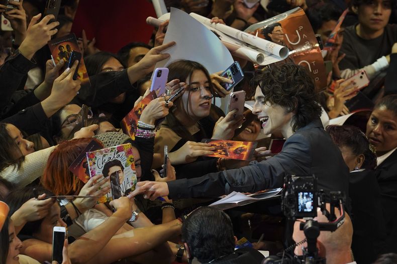 El actor Timothee Chalamet firma autógrafos en la alfombra roja de la película Dune: Part Two, en la Ciudad de México el martes 6 de febrero de 2024. (Foto AP/Marco Ugarte)