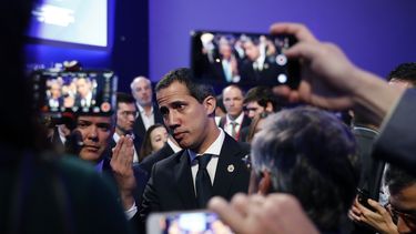 de gira, guaido visita una espana agitada politicamente