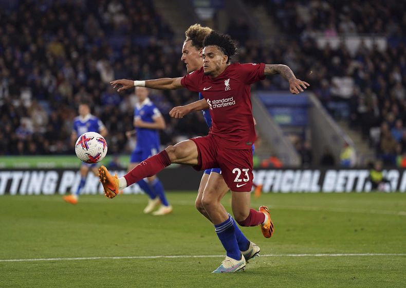 El delantero colombiano Luis Díaz (23) de Liverpool durante el partido contra Leicester en la Liga Premier, el lunes 15 de mayo de 2023, en Leicester, el lunes 15 de mayo de 2023. (Tim Goode/PA vía AP)