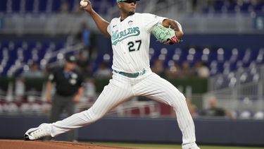 El dominicano Edward Cabrera, de los Marlins de Miami, hace un lanzamiento en el duelo del viernes 2 de junio de 2023, ante los Atléticos de Oakland (AP Foto/Marta Lavandier)