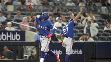 El cubano Adolis García, de los Rangers de Texas, festeja mientras recorre las bases tras conectar un jonrón de dos carreras para la ventaja al relevista de los Yanquis de Nueva York, Michael King, en la décima entrada del partido en Nueva York, el viernes 23 de junio de 2023. (AP Foto/John Minchillo)