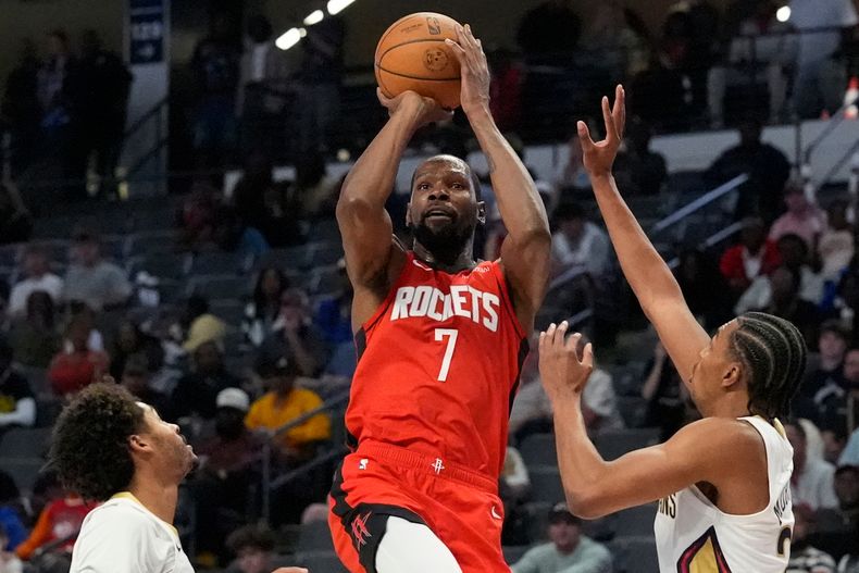 El alero de los Rockets de Houston Kevin Durant lanza el balón en el encuentro de pretemporada de la NBA ante los Pelicans de Nueva Orleans el martes 14 de octubre del 2025. (AP Foto/Mike Stewart)
