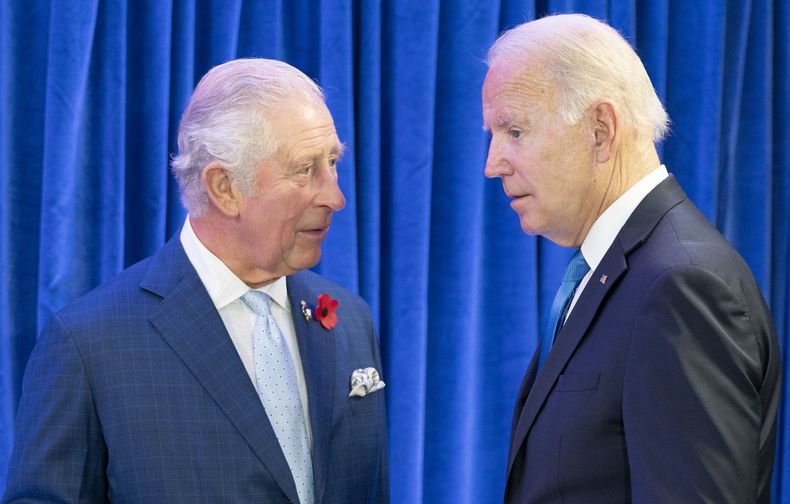 ARCHIVO - El príncipe Carlos de Gran Betaña saluda al presidente estadounidense Joe Biden antes de su encuentro bilateral en la cumbre Cop26 en Glasgow, Escocia, 2 de noviembre de 2021. Biden pasará cuatro días en tres países de Europa la semana próxima. La primera escala será en Londres, donde se reunirá con el primer ministro Rishi Sunak y el rey Carlos III. (Jane Barlow/Pool Foto via AP, File)