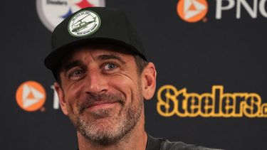 El quarterback de los Steelers de Pittsburgh Aaron Rodgers habla con los reporteros al inicio del campamento de entrenamiento del equipo el martes 28 de julio del 2026. (AP Foto/Gene J. Puskar)