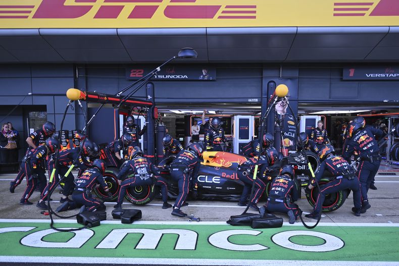 El piloto de Red Bull, Max Verstappen de los Países Bajos, recibe servicio en boxes durante la carrera del Gran Premio de Gran Bretaña de Fórmula Uno en el circuito de Silverstone en Silverstone, Inglaterra, el domingo 6 de julio de 2025. (AP Photo/Andrej Isakovic, Pool)