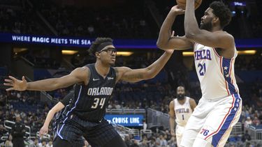 De la mano de Embiid, 76ers mantiene racha al vencer a Magic
