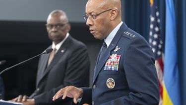 ARCHIVO – El presidente del Estado Mayor Conjunto, general CQ Brown Jr., habla en una conferencia de prensa junto con el secretario de Defensa, Lloyd Austin, izquierda, el 26 de abril de 2024 en el Pentágono, en Washington. (AP Foto/Kevin Wolf)