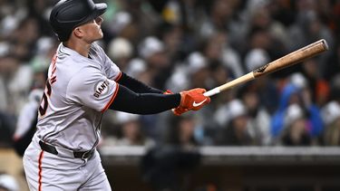 Matt Chapman, de los Gigantes de San Francisco, batea un jonrón de dos carreras en el noveno inning del duelo ante los Padres de San Diego, el viernes 29 de marzo de 2024 (AP Foto/Denis Poroy)