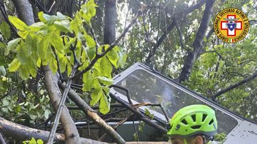 Foto entregada por el Cuerpo de Rescate Alpino y Espeleológico de Italia el 17 de abril del 2025, que muestra a rescatistas en el lugar en que cayó un teleférico cerca de Nápoles en Italia. (Cuerpo de Rescate Alpino y Espeleológico de Italia via AP)