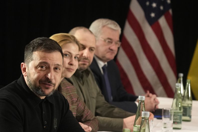 El presidente de Ucrania, Volodymyr Zelenskyy (izquierda), durante una reunión con el vicepresidente de Estados Unidos, JD Vance, en un aparte de la Conferencia de Seguridad de Múnich, en Múnich, Alemania, el 14 de febrero de 2025. (AP Foto/Matthias Schrader)