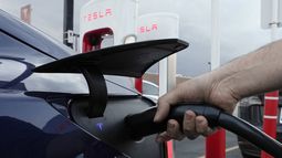 ARCHIVO – Un conductor carga su vehículo eléctrico en una estación de carga de Tesla en Detroit, el 16 de noviembre de 2022. (AP Foto/Paul Sancya, Archivo)