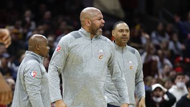 NBA multa al coach de Cavaliers por estallar contra árbitros