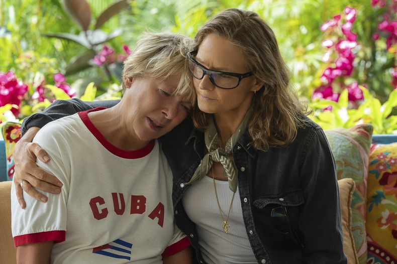 En esta imagen proporcionada por Netflix, Annette Bening como Diana Nyad, izquierda, y Jodie Foster como Bonnie Stoll en una escena de la película Nyad (Kimberley French/Netflix vía AP)