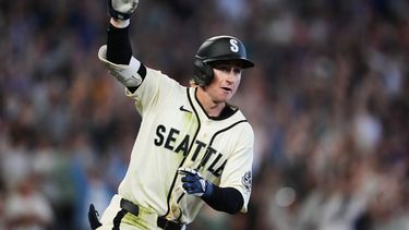 Colt Emerson, de los Marineros de Seattle, reacciona después de batear un sencillo productor en la novena entrada para dejar tendidos en el terreno a los Mellizos de Minnesota en el juego de béisbol de Grandes Ligas, el domingo 2 de agosto de 2026, en Seattle. (AP Foto/Lindsey Wasson)