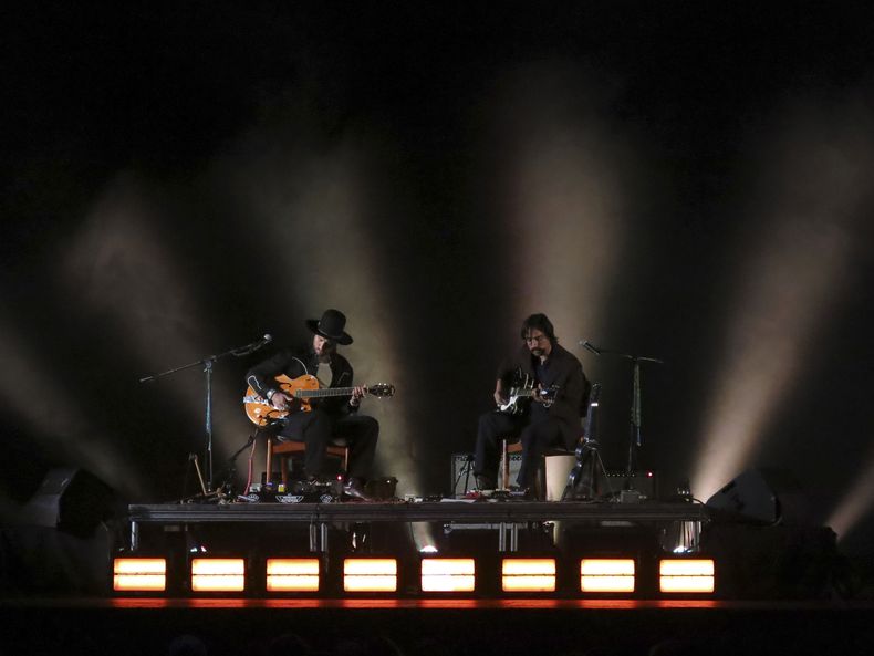 El dúo de guitarristas Hermanos Gutiérrez, Estevan, izquierda, y Alejandro, durante un concierto en la Ciudad de México el 21 de mayo de 2023. (Foto AP/Berenice Bautista)