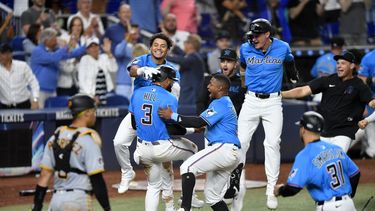 Jugadores de los Marlins de Miami celebran después de que Derek Hill (3) anotara la carrera de la victoria frente a los Piratas de Pittsburgh el domingo 30 de marzo de 2025, en Miami. (AP Foto/Michael Laughlin)