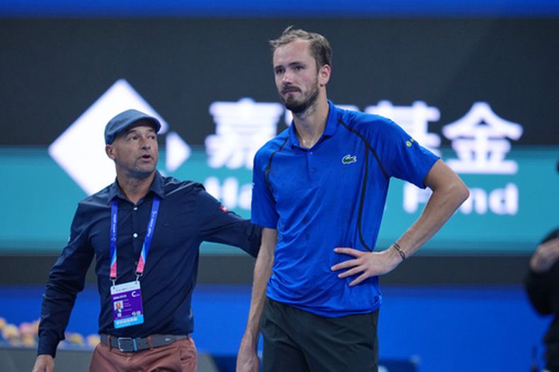 Daniil Medvedev tras ser descalificado de su partido ante Novak Djokovic en el Abierto de China, el lunes 5 de octubre de 2026, en Beijing. (AP Foto/Achmad Ibrahim)
