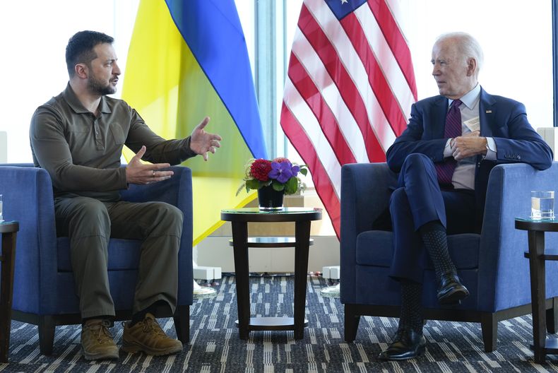 El presidente, Joe Biden, a la derecha, se reúne con el presidente de Ucrania, Volodymyr Zelenskyy, en un aparte de la cumbre del G7 en Hiroshima, Japón, el domingo 21 de mayo de 2023. (AP Foto/Susan Walsh)