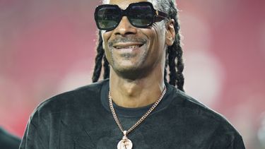 ARCHIVO - Snoop Dogg camina en la cancha antes del partido de la NFL entre los Buccaneers de Tampa Bay y los Saints de New Orleans el 19 de diciembre de 2021, en Tampa, Florida. Snoop Dogg será corresponsal de NBC para los Juegos Olímpicos de París. (Foto AP/Chris OMeara, archivo)