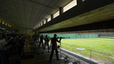 Los tiradores compiten en la prueba de rifle de 3 posiciones a 50 metros en los Juegos Centroamericanos y del Caribe en San Salvador, el martes 27 de junio de 2023 (AP Foto/Arnulfo Franco)