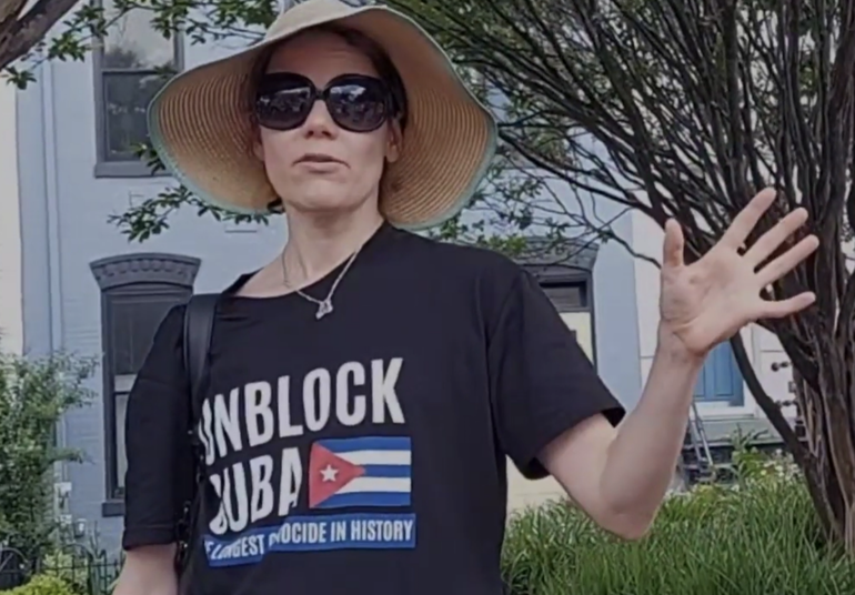 Captan a hija de comandante del régimen cubano Manuel Piñeiro Barbarroja pidiendo en fin del embargo en Washington